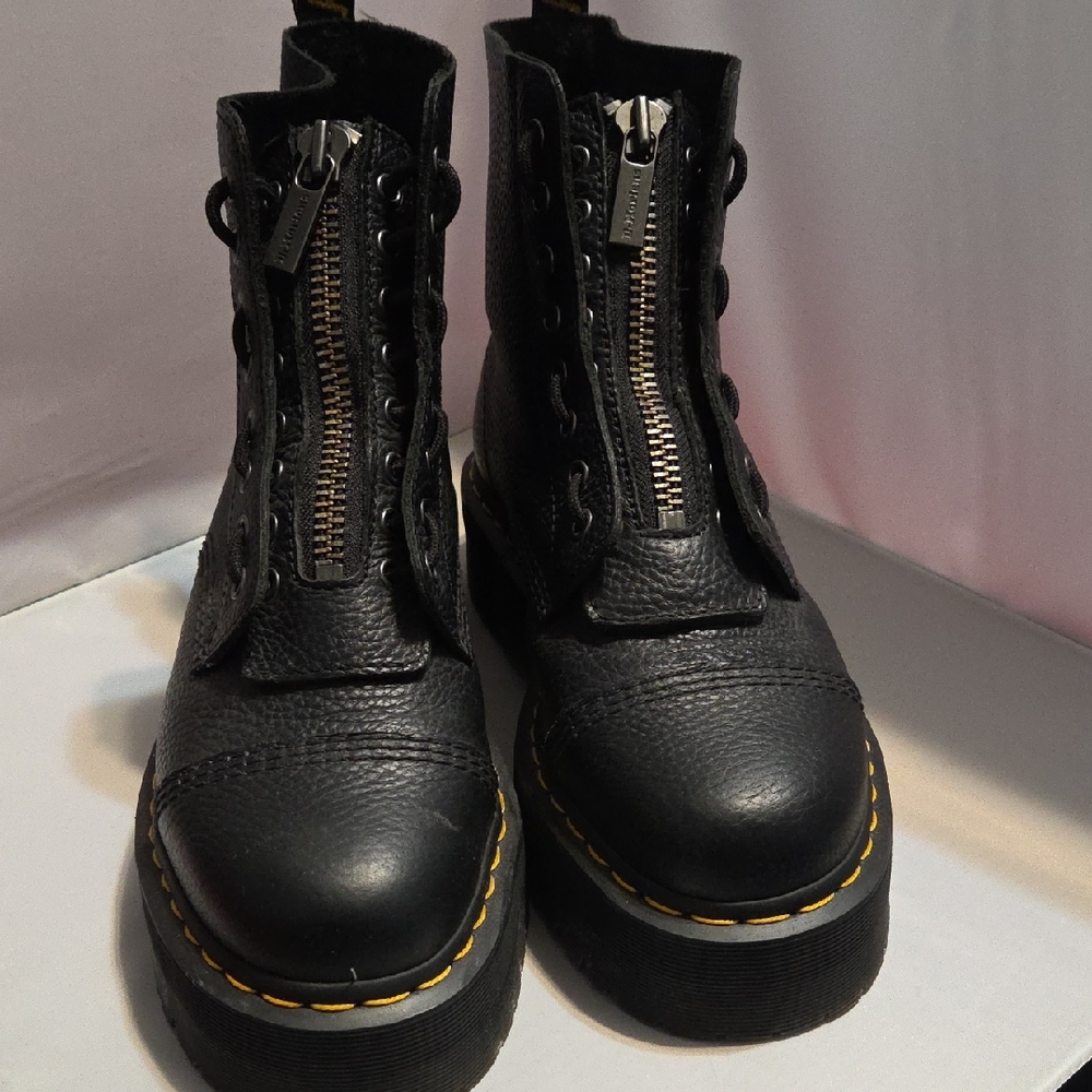 ✨️Dr. MARTENS Black Leather Women's Boots*(Like New)